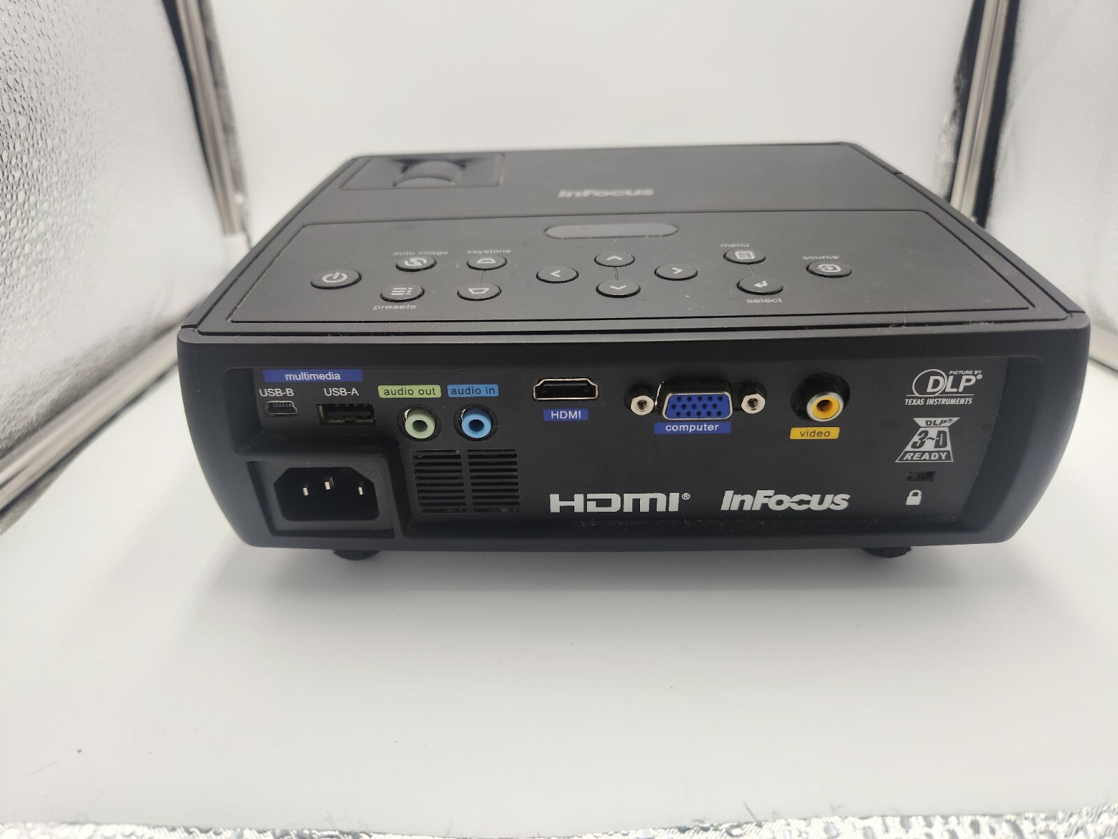 Infocus IN1112A DLP Projector w/ Carrying Case + Remote Control