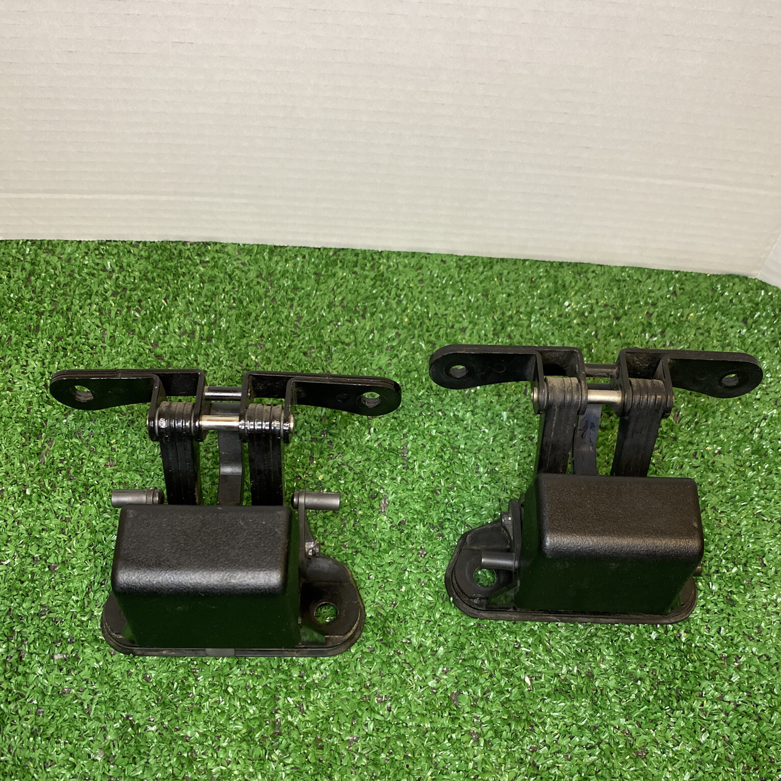 03-09 MERCEDES W209 CLK320 CLK500 CONVERTIBLE TRUNK TOP ROOF HINGES SET PAIR Oem