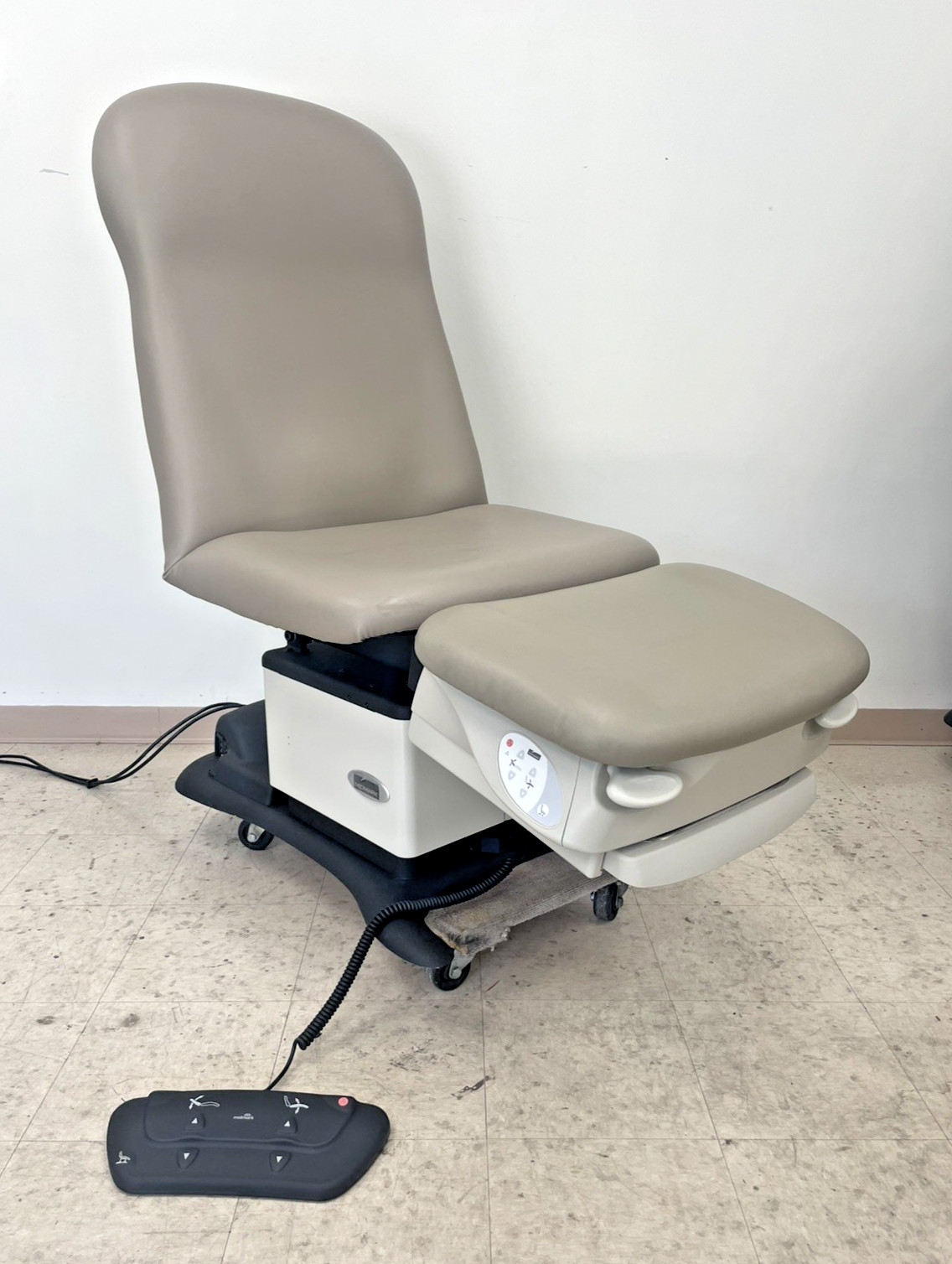 Pre-Owned Midmark 646 Power Podiatry Procedure Chair with New Foot Control