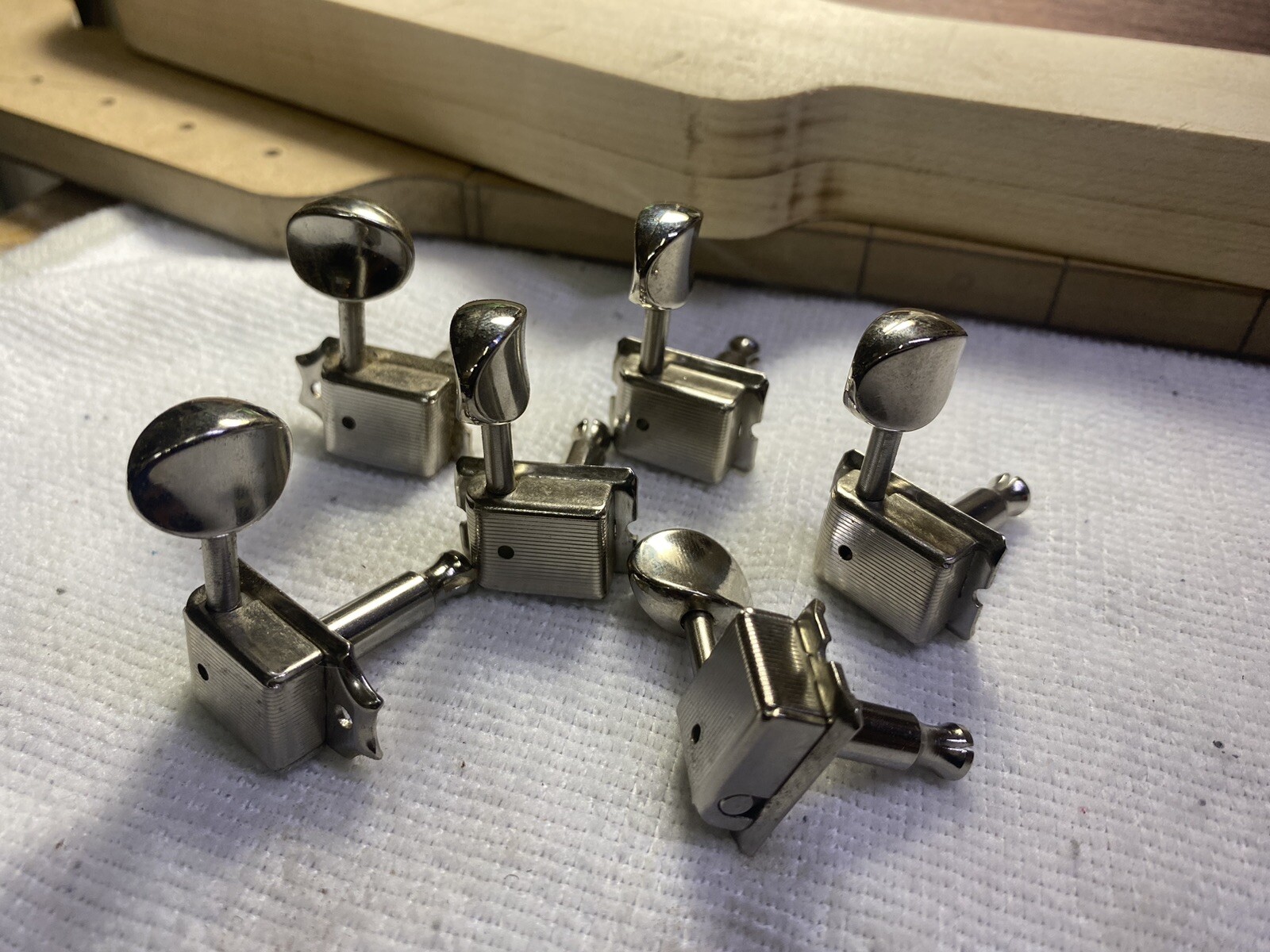 Vintage Fender style tuners installation for your neck order