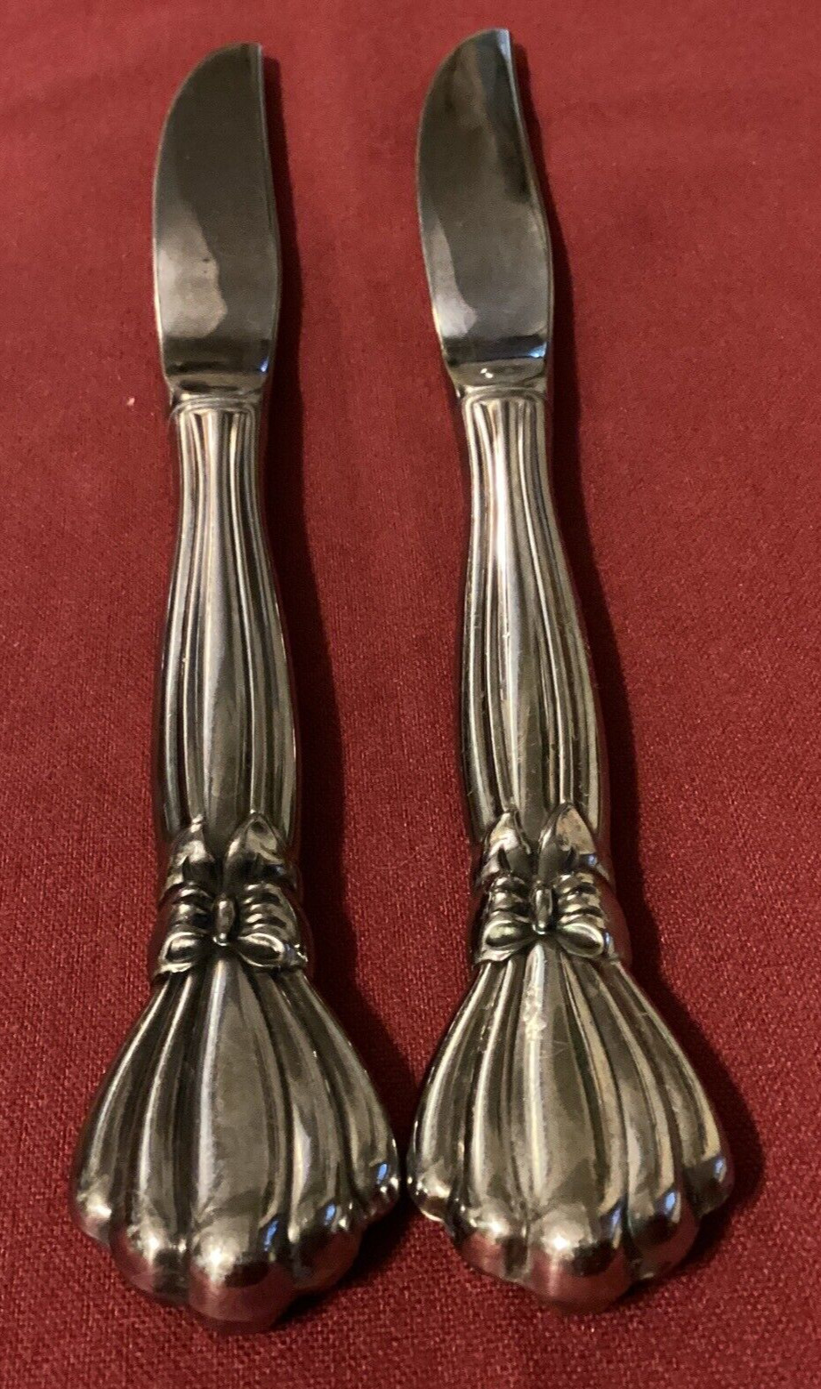 Oneida Deluxe ALEXIS Set of 2 Dinner Knives Stainless USA Flatware Used 9"