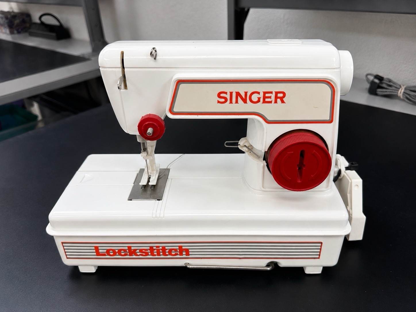 SINGER Lockstitch Mini Electric Sewing Machine Portable w/ Foot Pedal *TESTED*