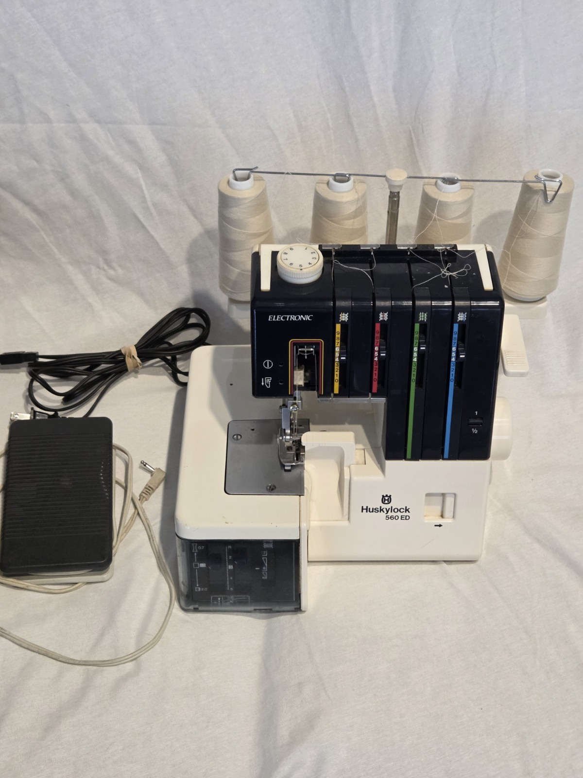Huskylock 560 ED Electronic Serger Overlock Machine w/ Foot Pedal & Case