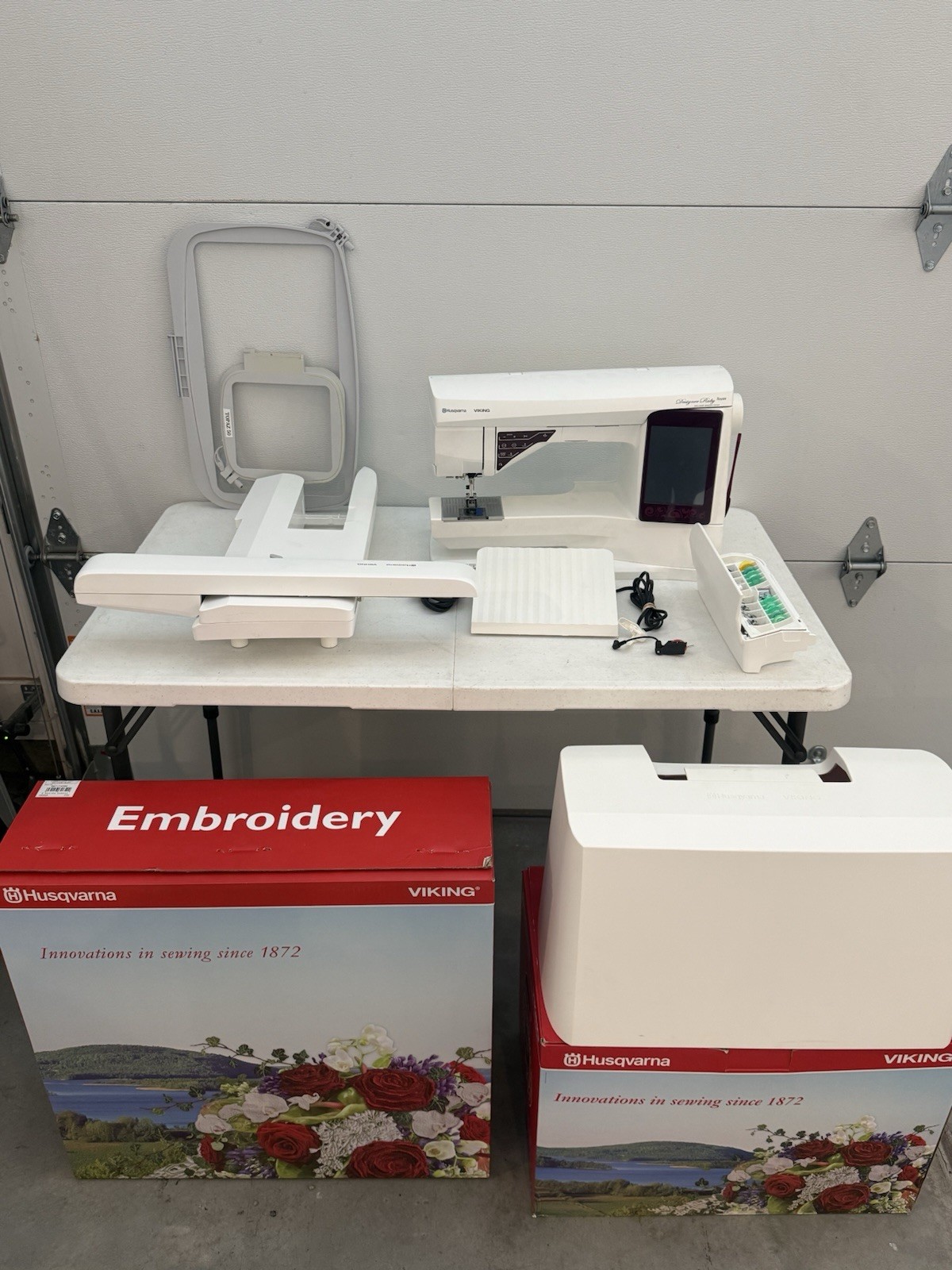 NICE HUSQVARNA VIKING DESIGNER RUBY ROYALE SEWING, QUILTING + EMBROIDERY MACHINE