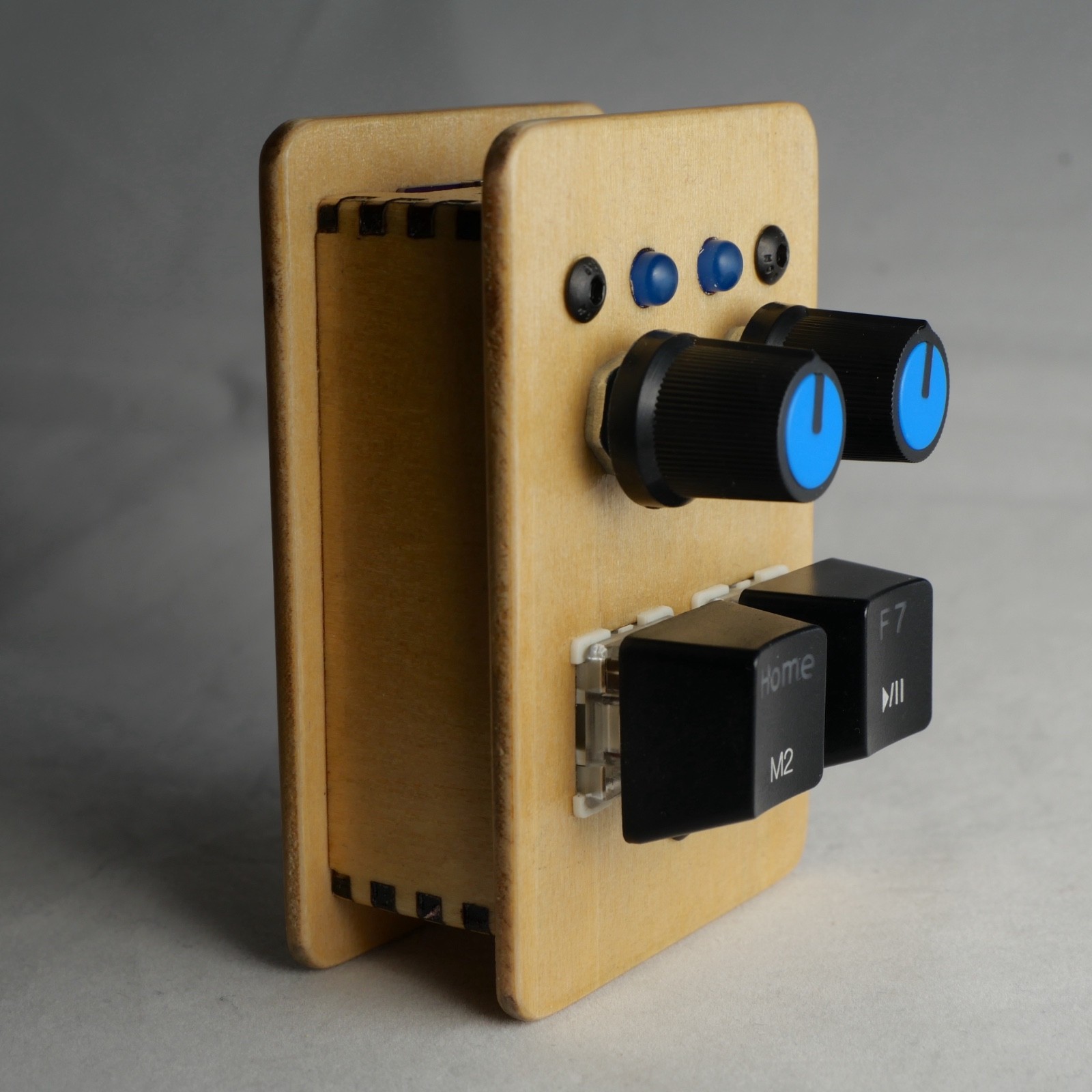 madMidiMiniClassicPlus Midi Controller 2 buttons, 2 potentiometers, 2 LEDs