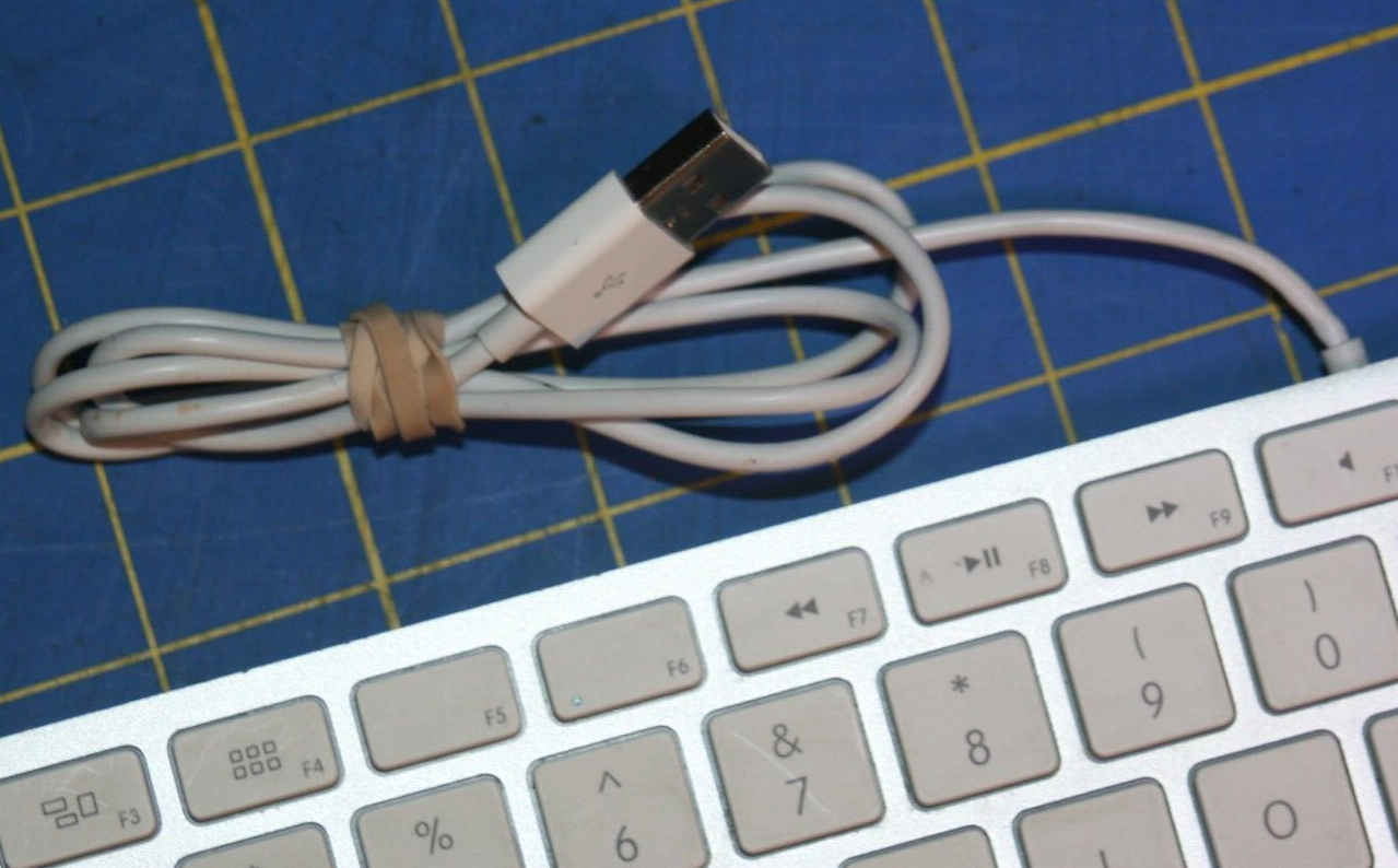 Apple A1243 USB Wired Keyboard White Silver MB110LL Numeric 10 Keypad Tested VGC