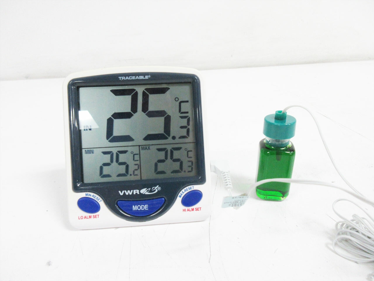 VWR VWRI620-1584 LARGE DIGIT, TRIPLE-DISPLAY THERMOMETER −50…+70 °C