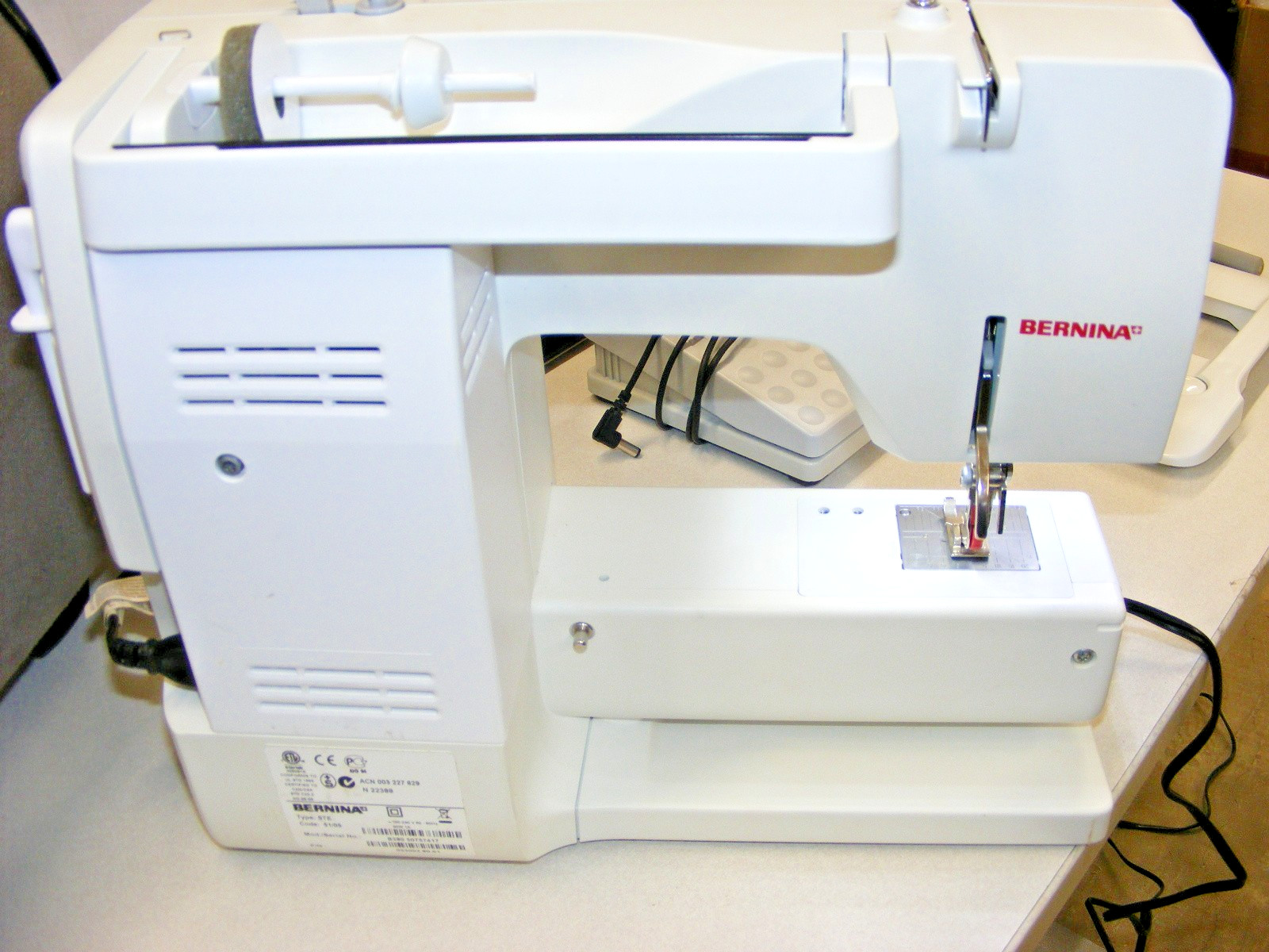 BERNINA B380 Sewing Machine with Rolling Case