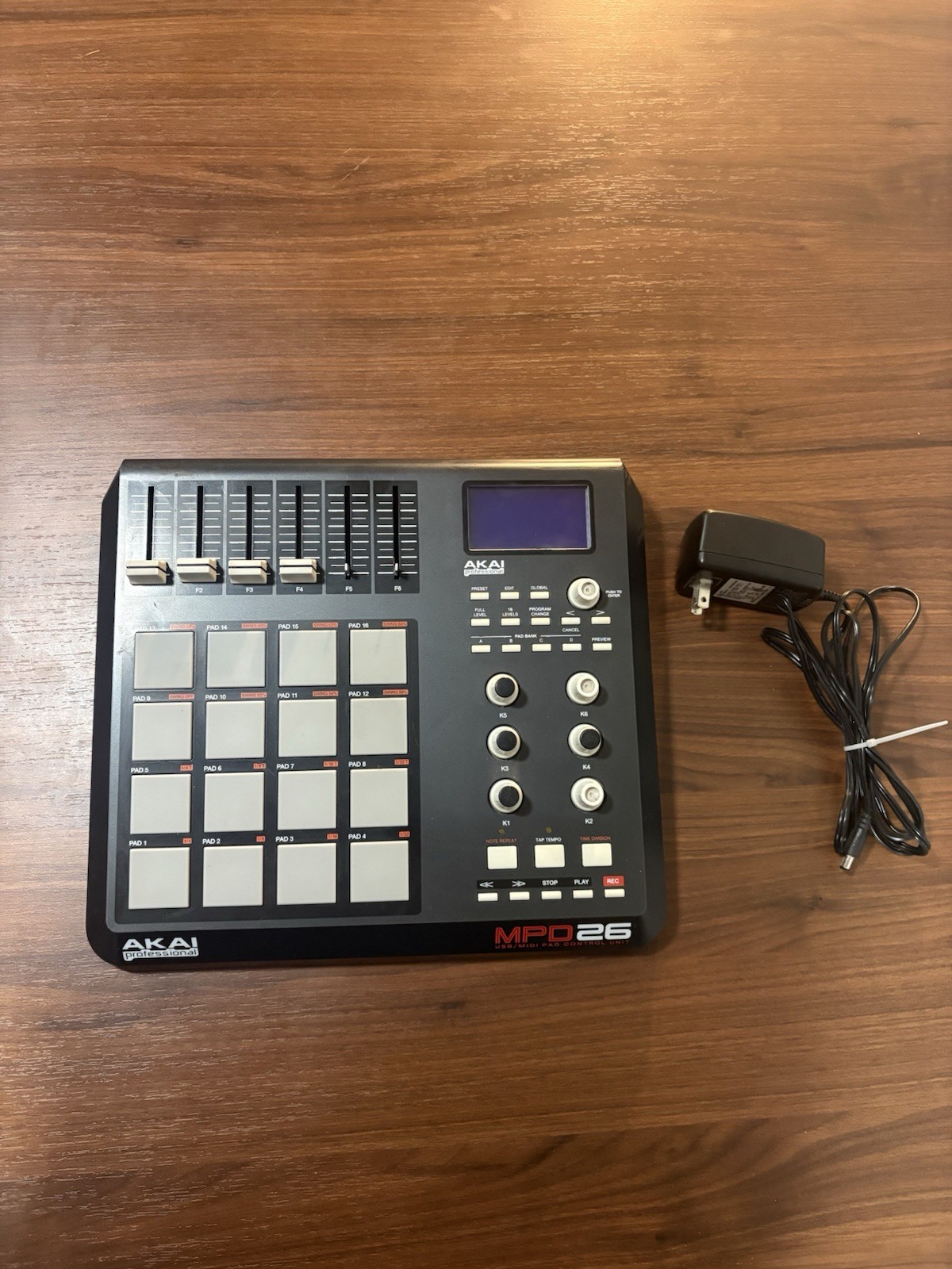 AKAI MPD26 USB/MIDI Professional Drum Pad 16 Pads Great Shape  With Power Cord