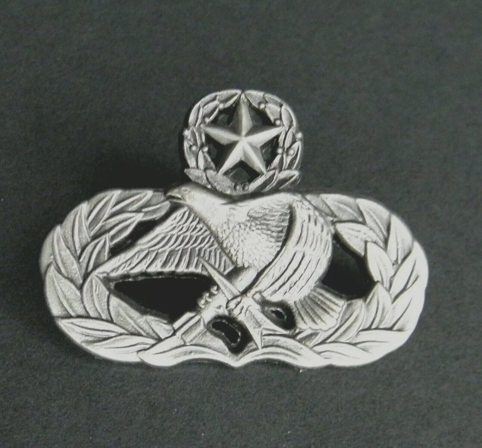 AIR FORCE USAF MASTER MAINTENANCE MUNITIONS EAGLE PEWTER LAPEL PIN BADGE 1 5/8"