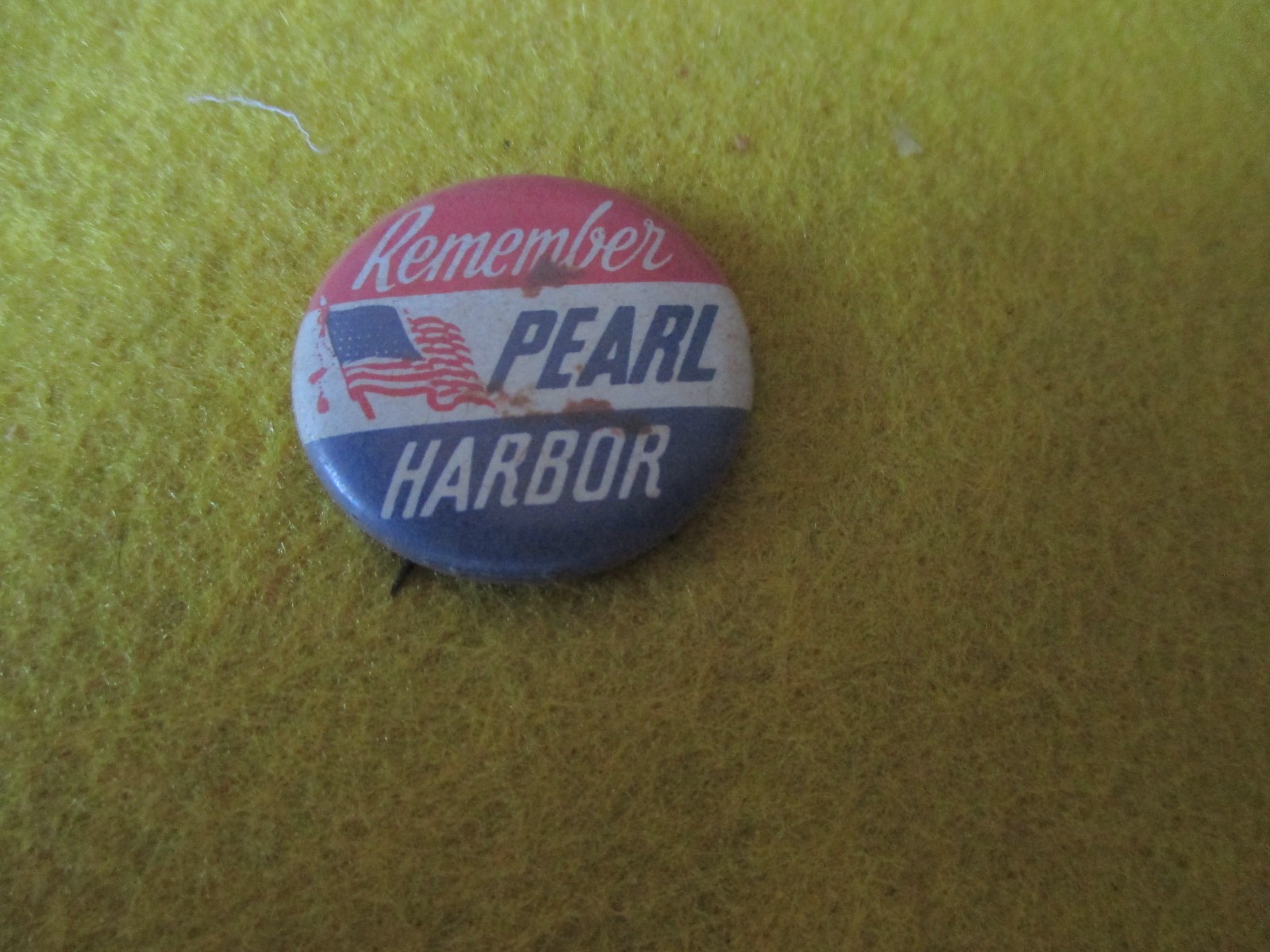 ORIGINAL WWII HOMEFRONT RWB FLAG  REMEBER PEARL HARBOR  1 1/4  INCH   BUTTON(B)