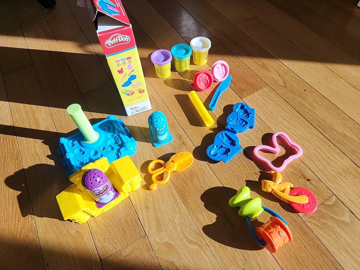 Disney Mickey Mouse Clubhouse & Friends Play Doh Tools & Monster's U Scare Chair