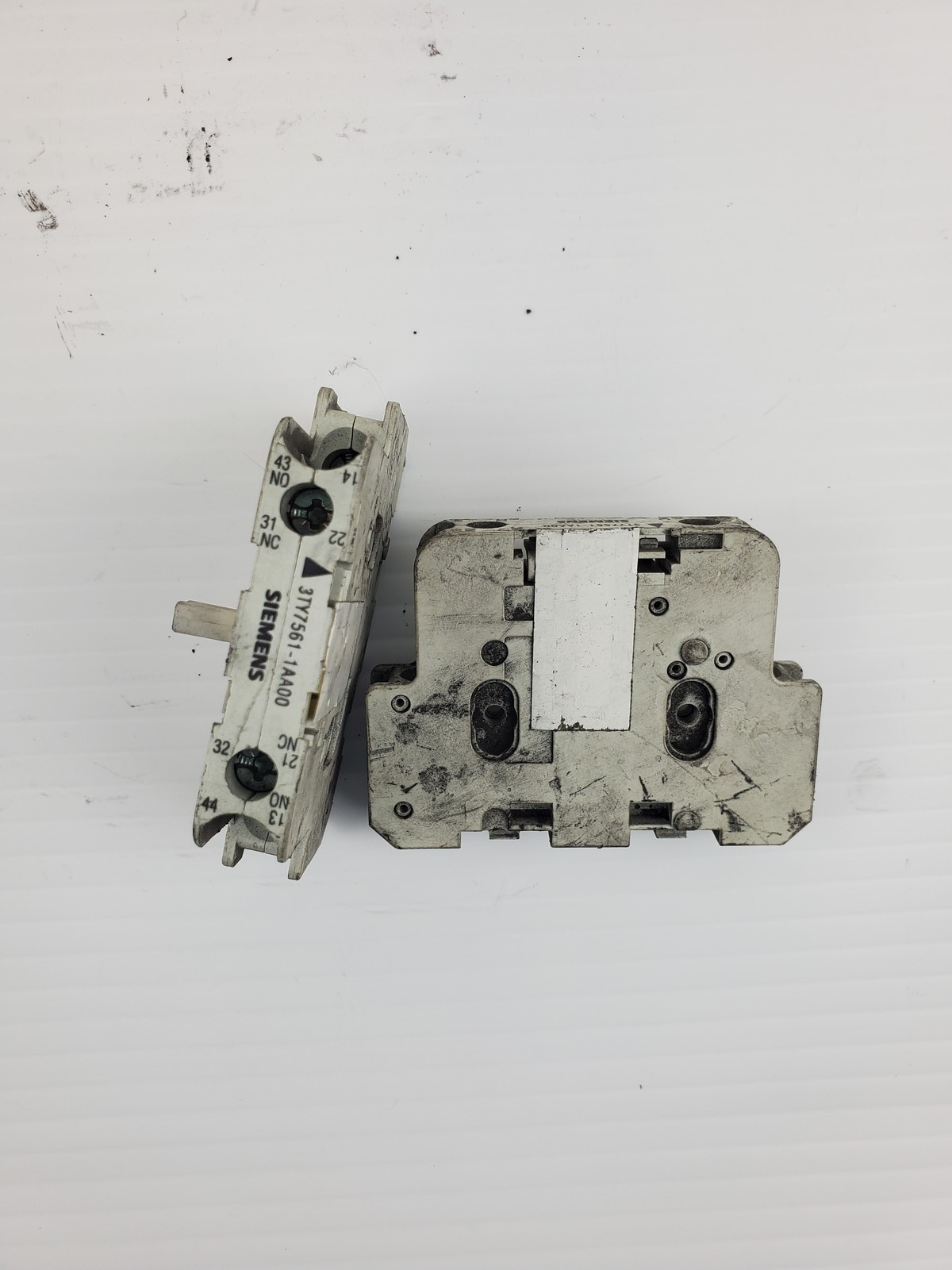 Siemens 3TY7561-1AA00 Auxiliary Contact Switch Block Screw Terminal (Lot of 2)