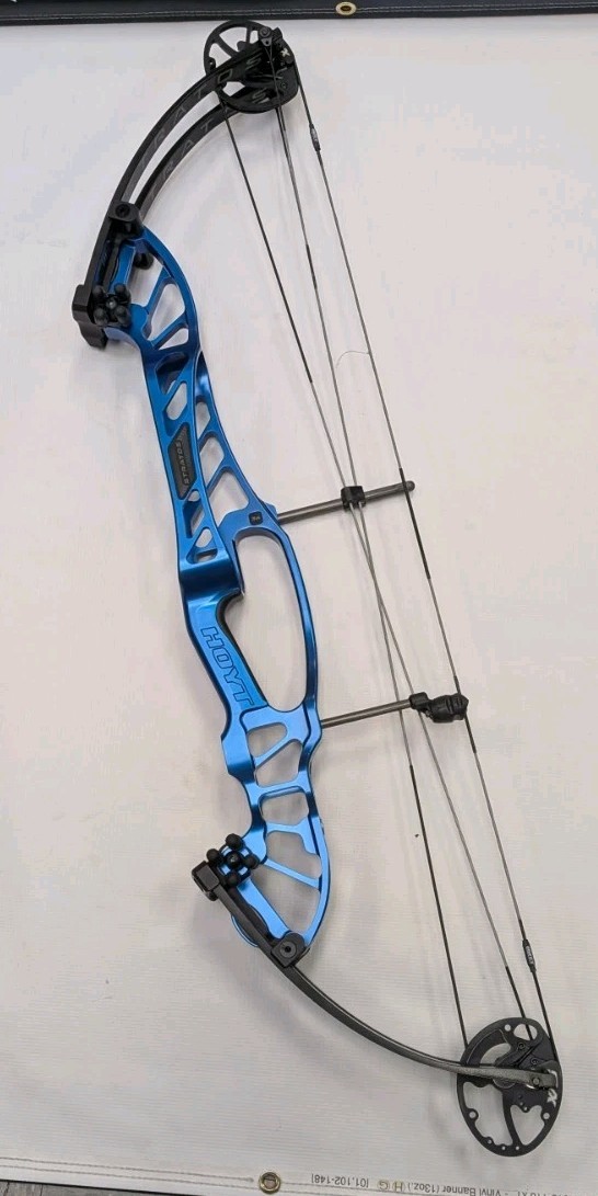 Hoyt Stratos 40 70#-60# Right Hand 30" Draw SVX Cam NEW
