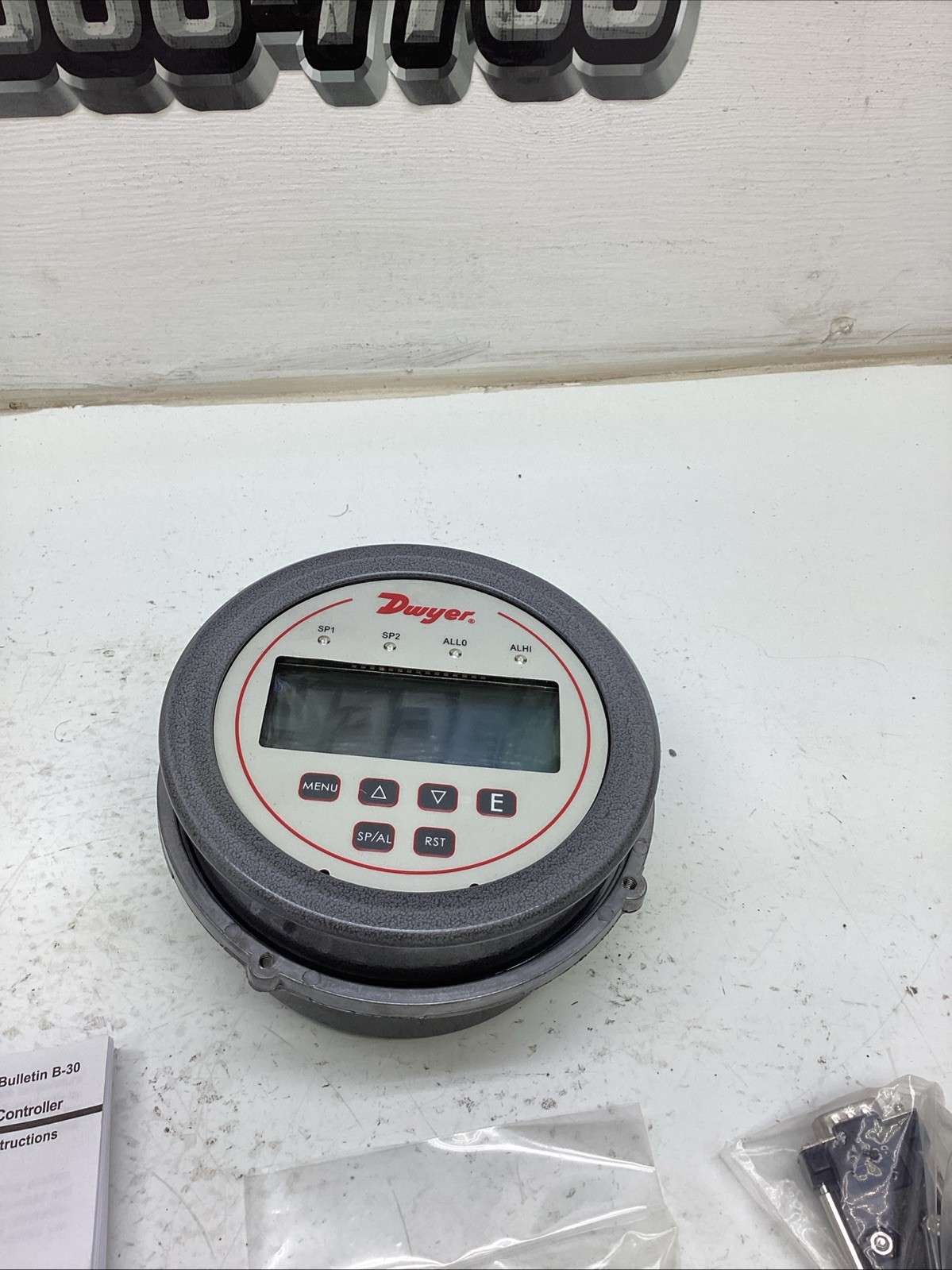 Dwyer DH3-007 Digihelic Differential Pressure Controller Series DH3 NIB