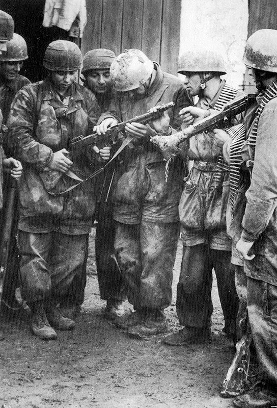 WWII Photo German Fallschirmjager & Thompson M1A1  WW2 B&W World War Two / 2223