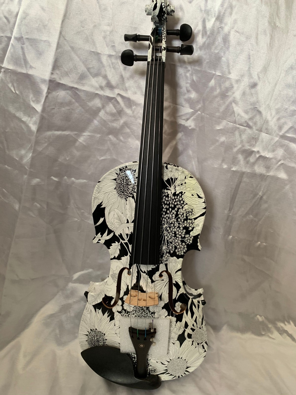 Brand New Geneva "White Flower Medley" Full-Size Violin Outfit