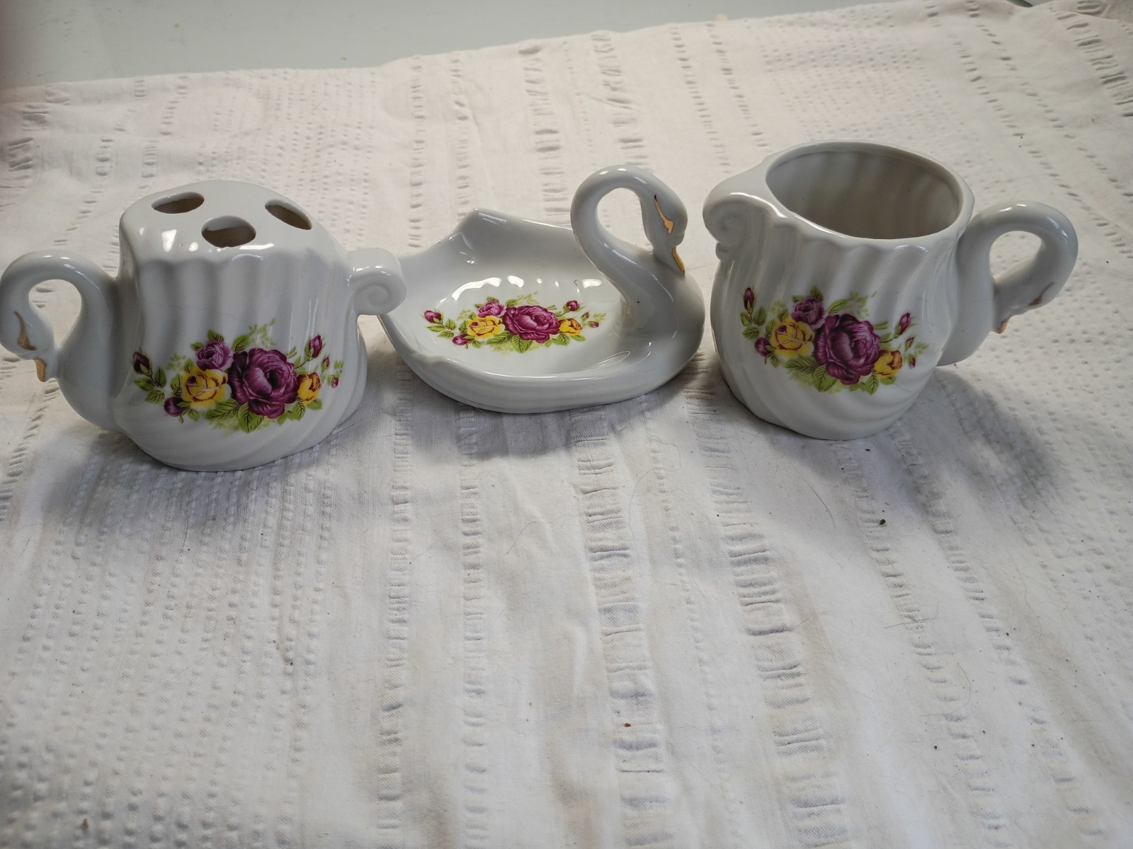 VTG MCM Ceramic White swan bathroom set, Floral, toothbrush, soap dish, cup.