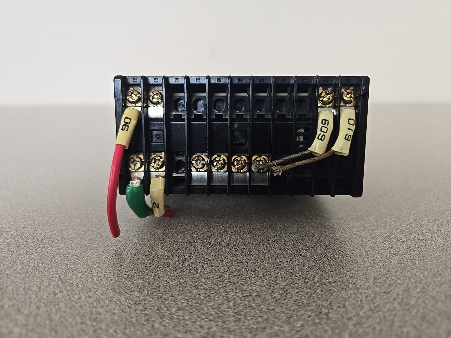 Shinko VCR-134-S/E Temperature Controller – 100–240V AC – Panel Mount 0-400 C