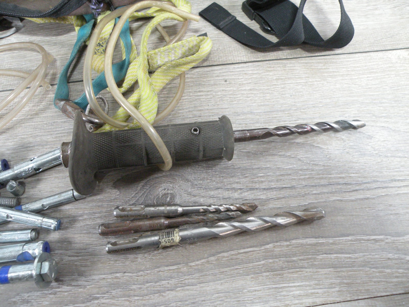 De GRIS Hand Drill Rock Climbing Bolt Anchor Tool Kit with Bits & Anchors