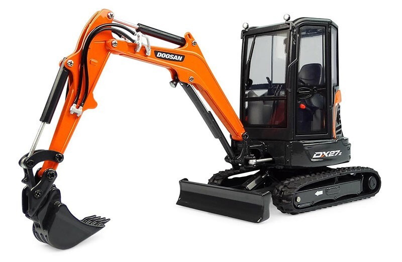 Universal Hobbies 8141 Doosan DX27Z Mini Excavator 1/25 Die-cast MIB
