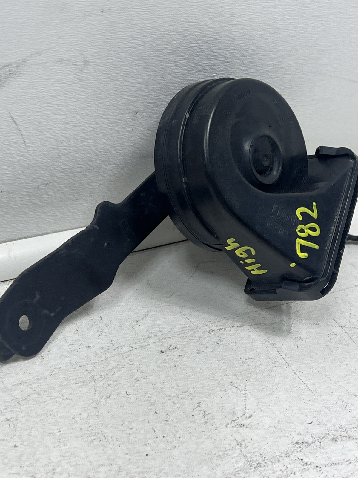 2021 2024 Jeep Grand Cherokee High Note RH Horn & Bracket 68421142AA