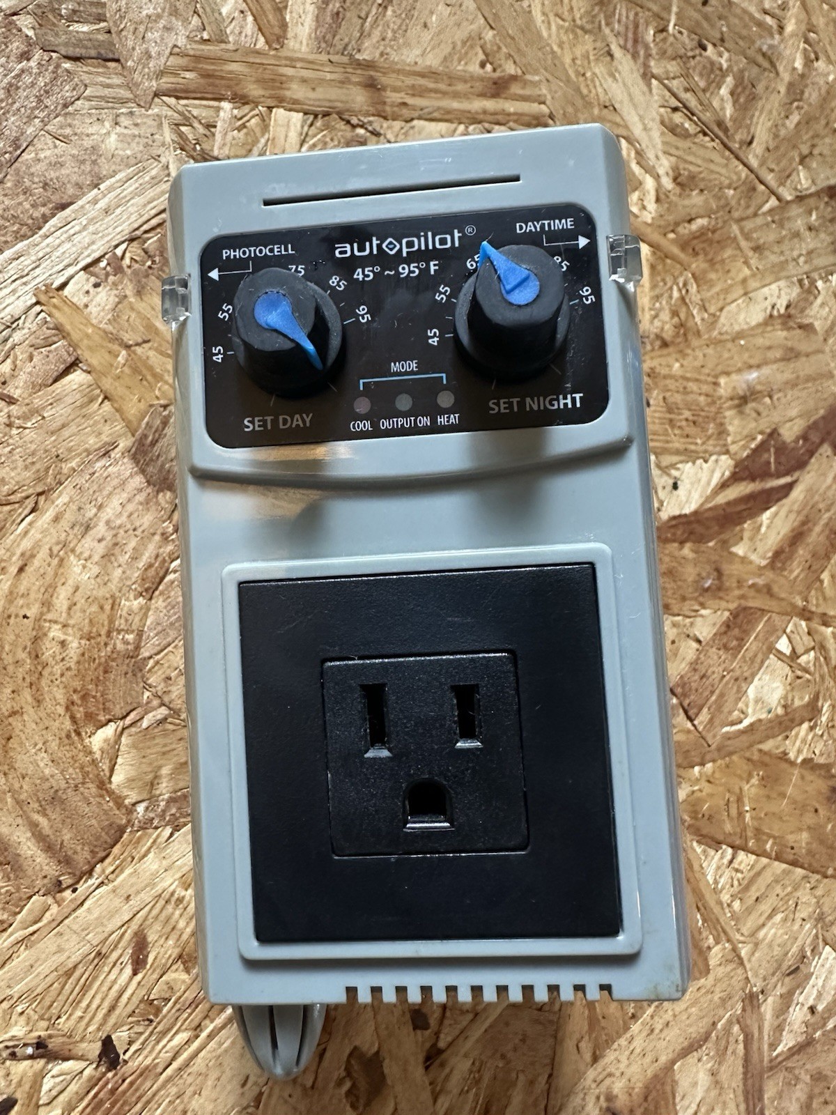 Hydrofarm Grow Light Autopilot Day Night Cooling Heating Thermostat Controller