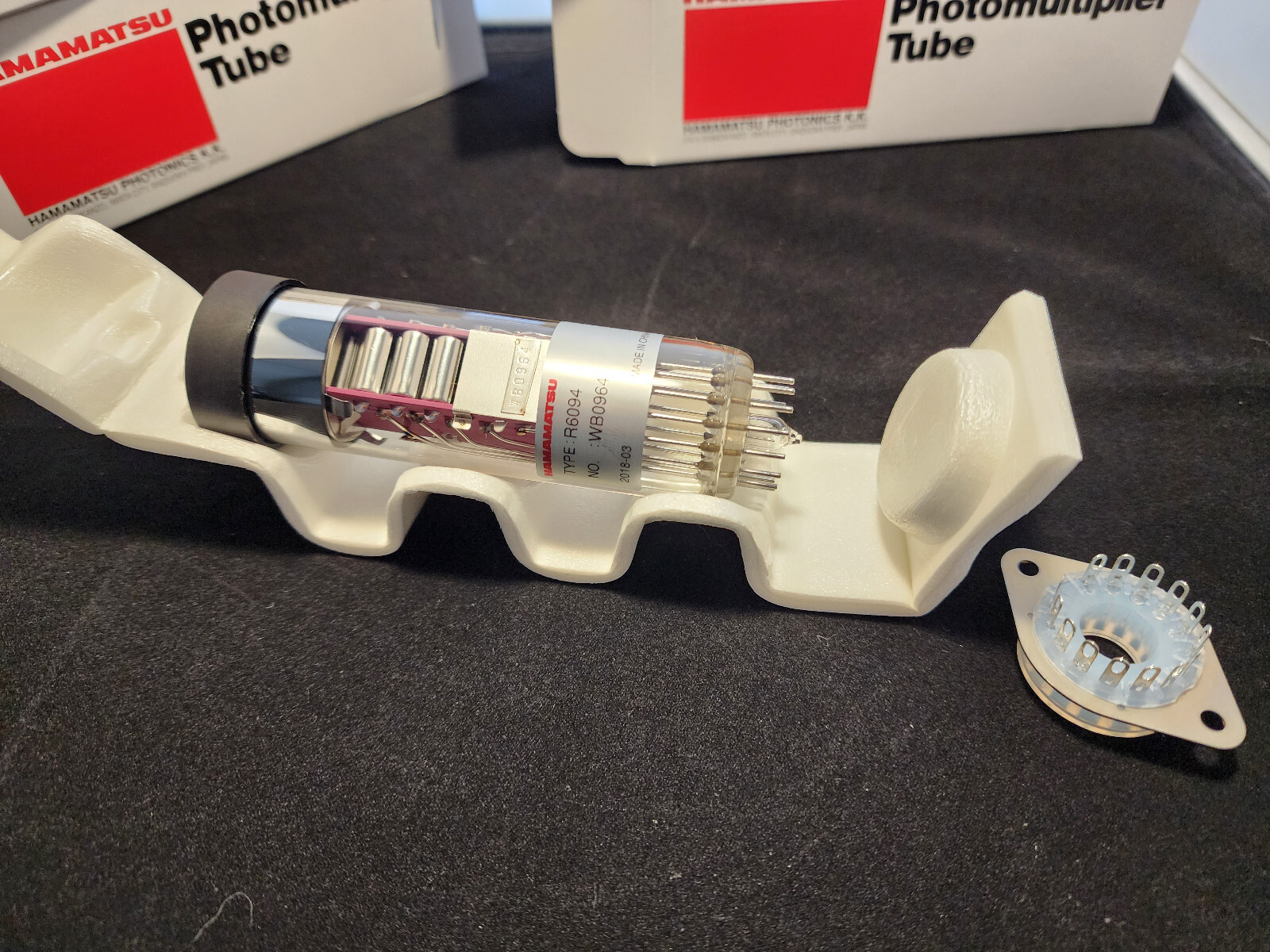 Hamamatsu R6094 Photomultiplier tube 28mm