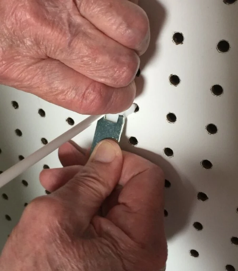 (500 PACK) White Peg Locks. Only Fits Our Plastic Pegboard Hooks (With 20 Keys)