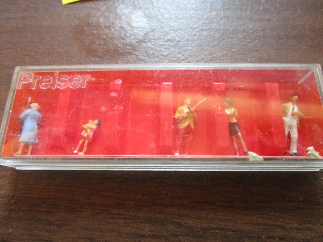 Preiser HO #24662 At the Shooting Gallery, 5 figures