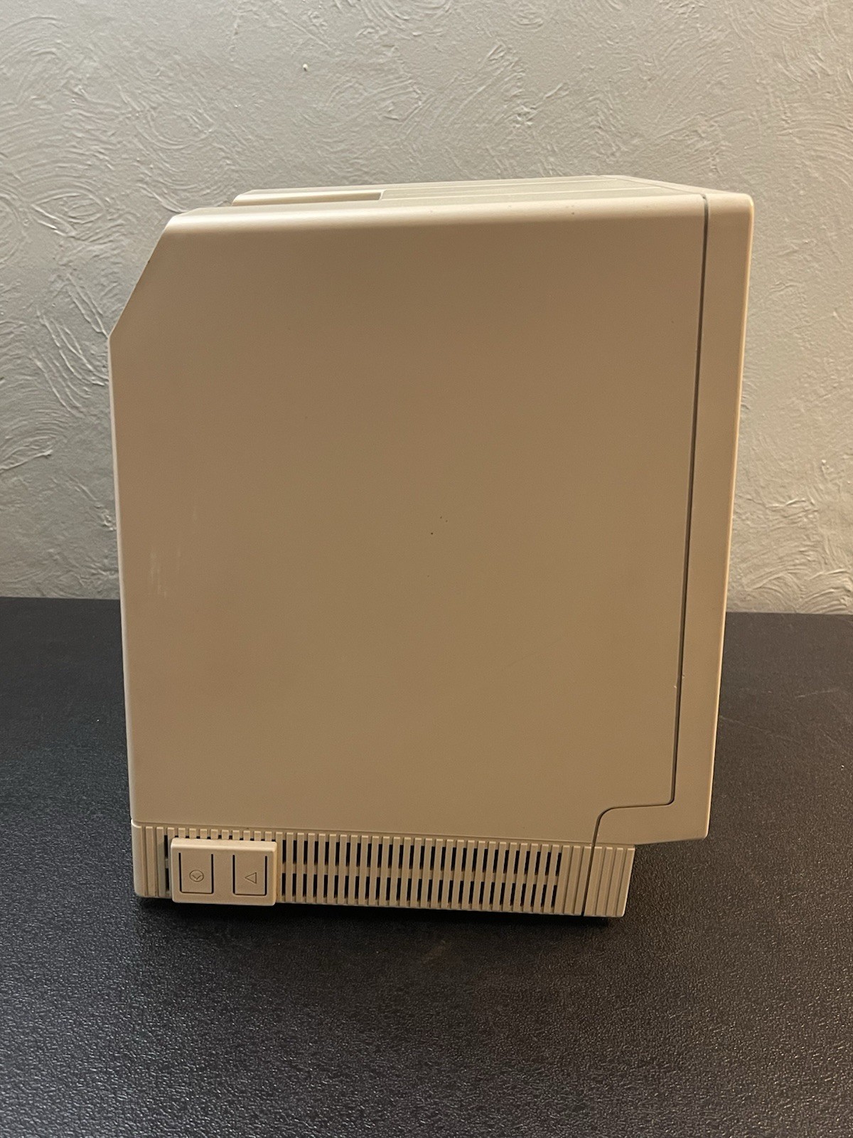 VTG Apple Macintosh SE Model M5010 Computer POWERS ON!! Fast Free Shipping!!