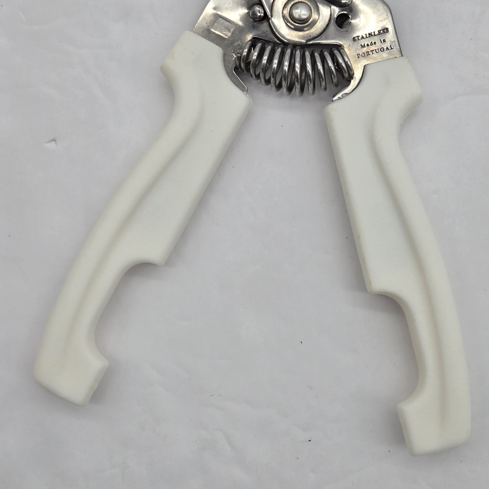 Pampered Chef 1075 Multi Purpose Kitchen Shears Scissors White with Wall Holder