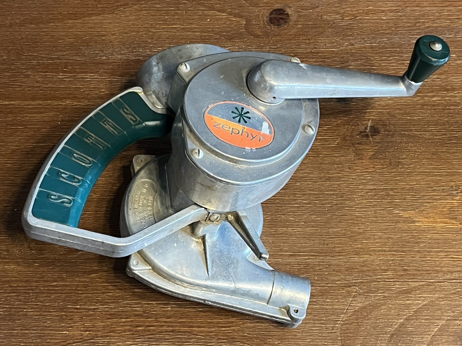 Scotts Zephyr A61 Hand Crank Garden Duster Spreader O.M. Scott Sons USA Vintage
