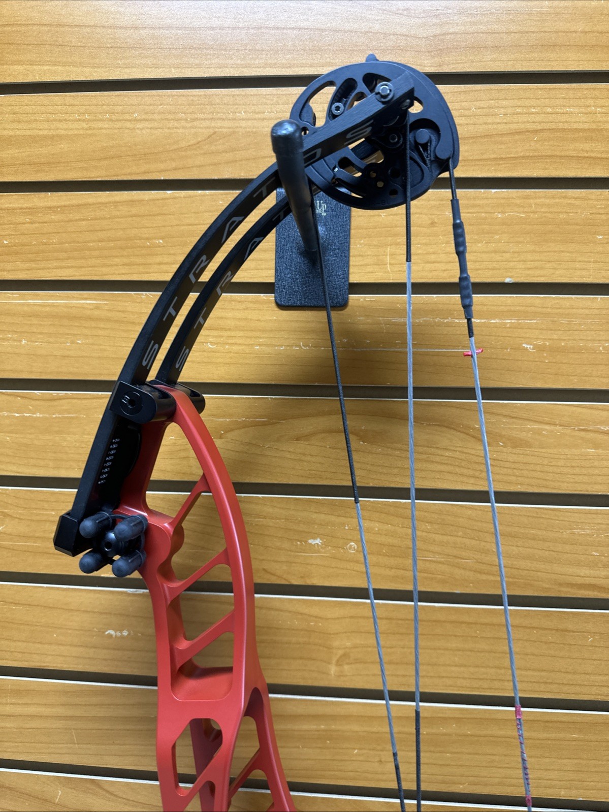 Hoyt Stratos 40 Compound Bow - RH - 50-60# - 25.5-29” - Item 6025