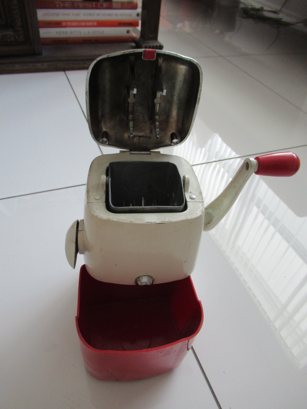 Vtg ICE-O-MAT Rival Vogue White ICE CRUSHER Hand Crank CounterTop 455 CLEAN!