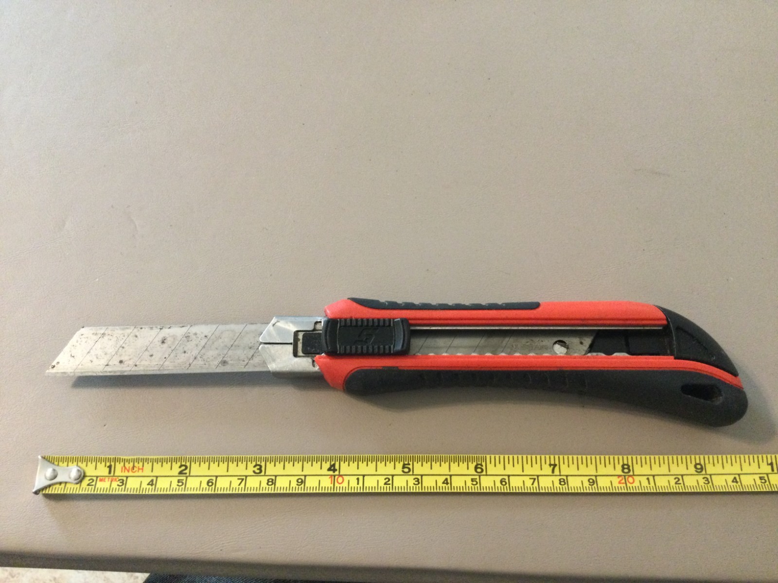 Snap-on Utility Knife with Retractable Snap-off Blades
