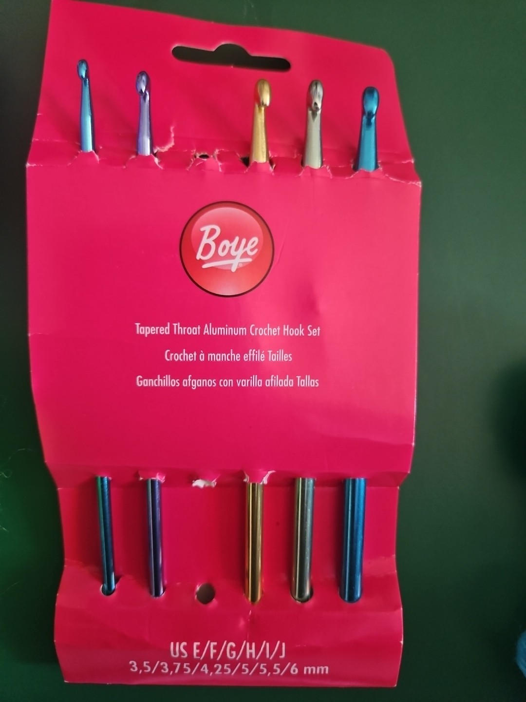 Boye Tapered Throat  Alum Crochet Hook 5/6 Hooks( Missing 1) Comes W/free Yarn