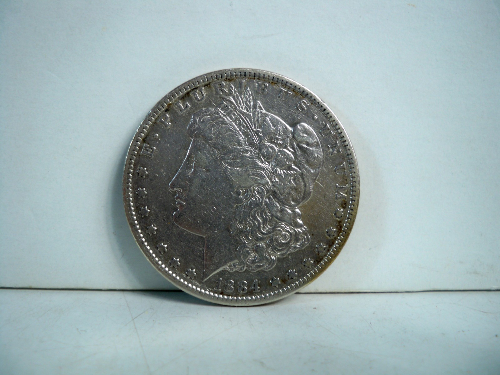 K26e5256 1884-S MORGAN SILVER DOLLAR COIN