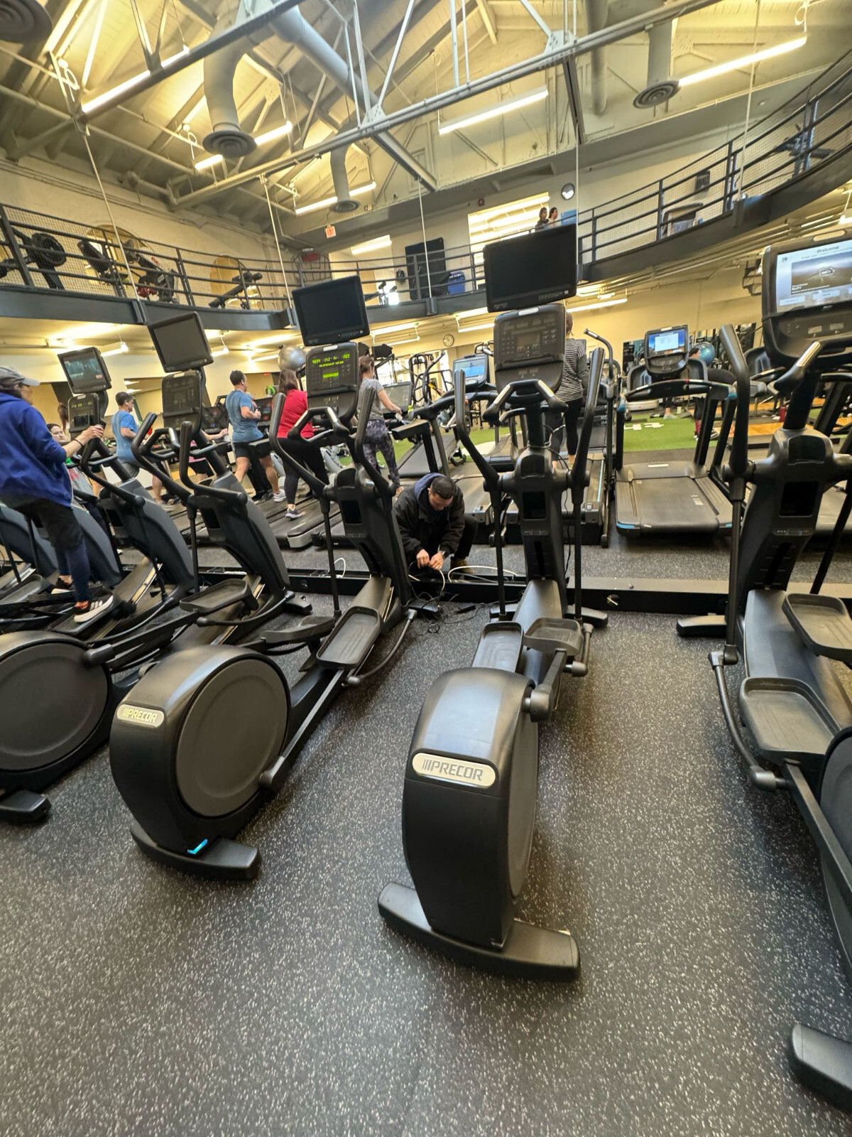 Precor EFX 835 Version 2 Elliptical Converging Ramp with TV - Cleaned & Serviced
