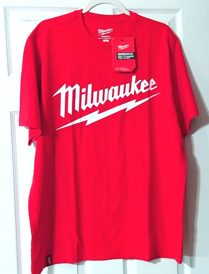 Men's MILWAUKEE TOOLS Gridiron T Shirt ~ Red ~ Large ~  NWT ~ Runs Large!