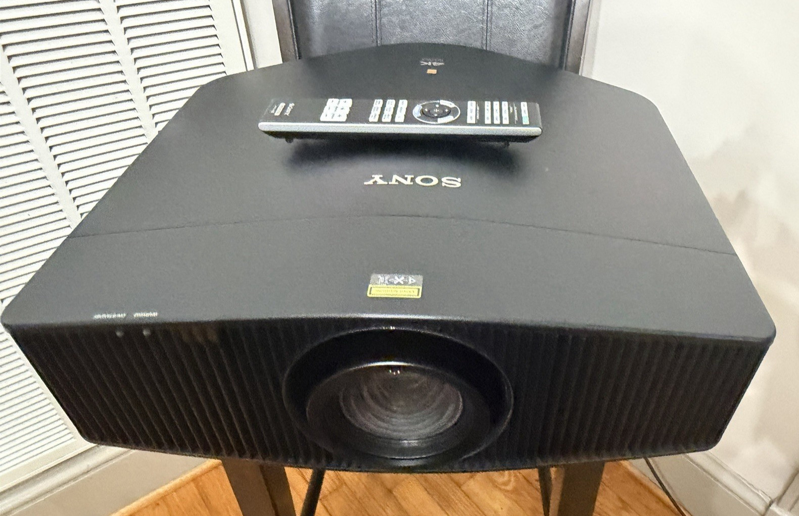 Sony 4K Projector    VPL-VW1025ES  HDR 2200-Lumen   ONLY 1087 Hours ARC-F Lens!