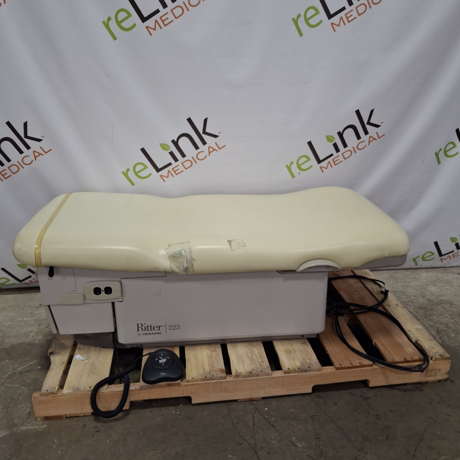 Midmark 223 Hi-Lo Power Barrier Free Procedure Exam Table