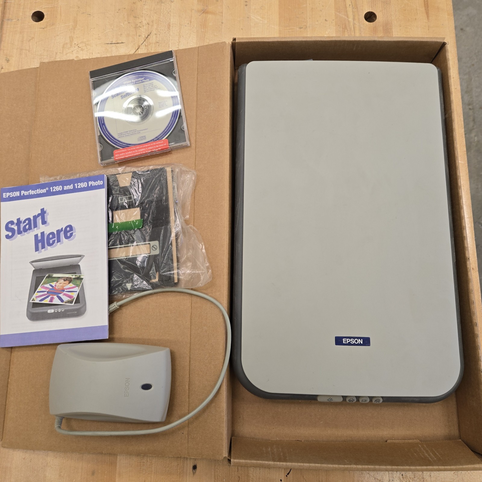 EPSON Perfection 1260 Color Flatbed Photo Scanner 35mm Film Adapter Eu52 No Cord