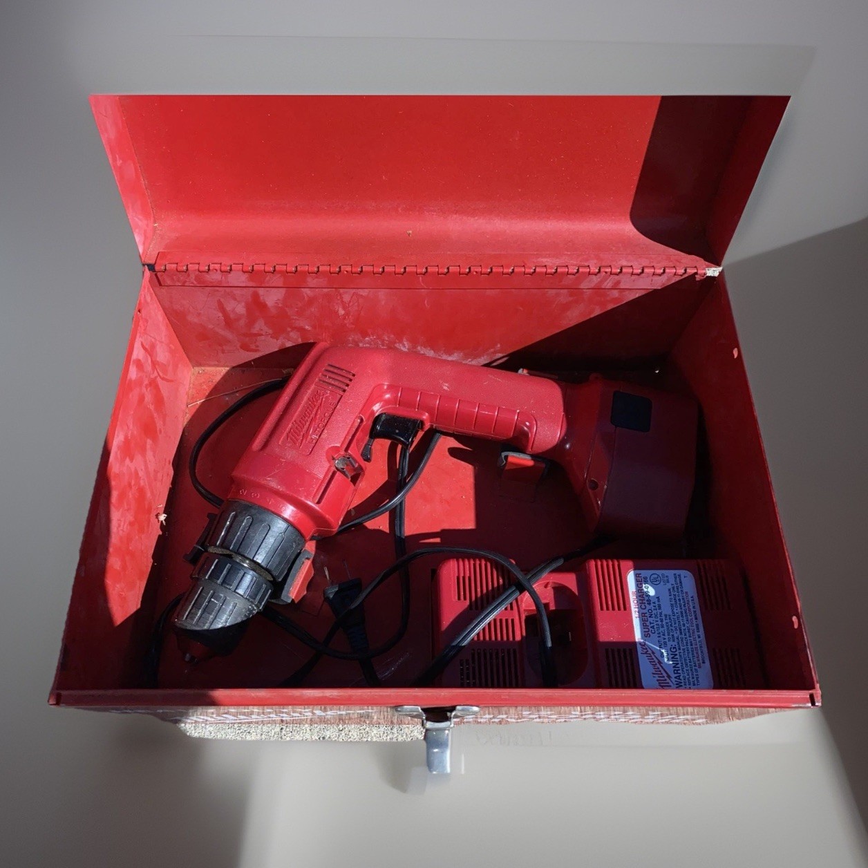 Milwaukee 12 Volt Hi-Torque Driver/inCase -Charger & Battery PARTS Not Working