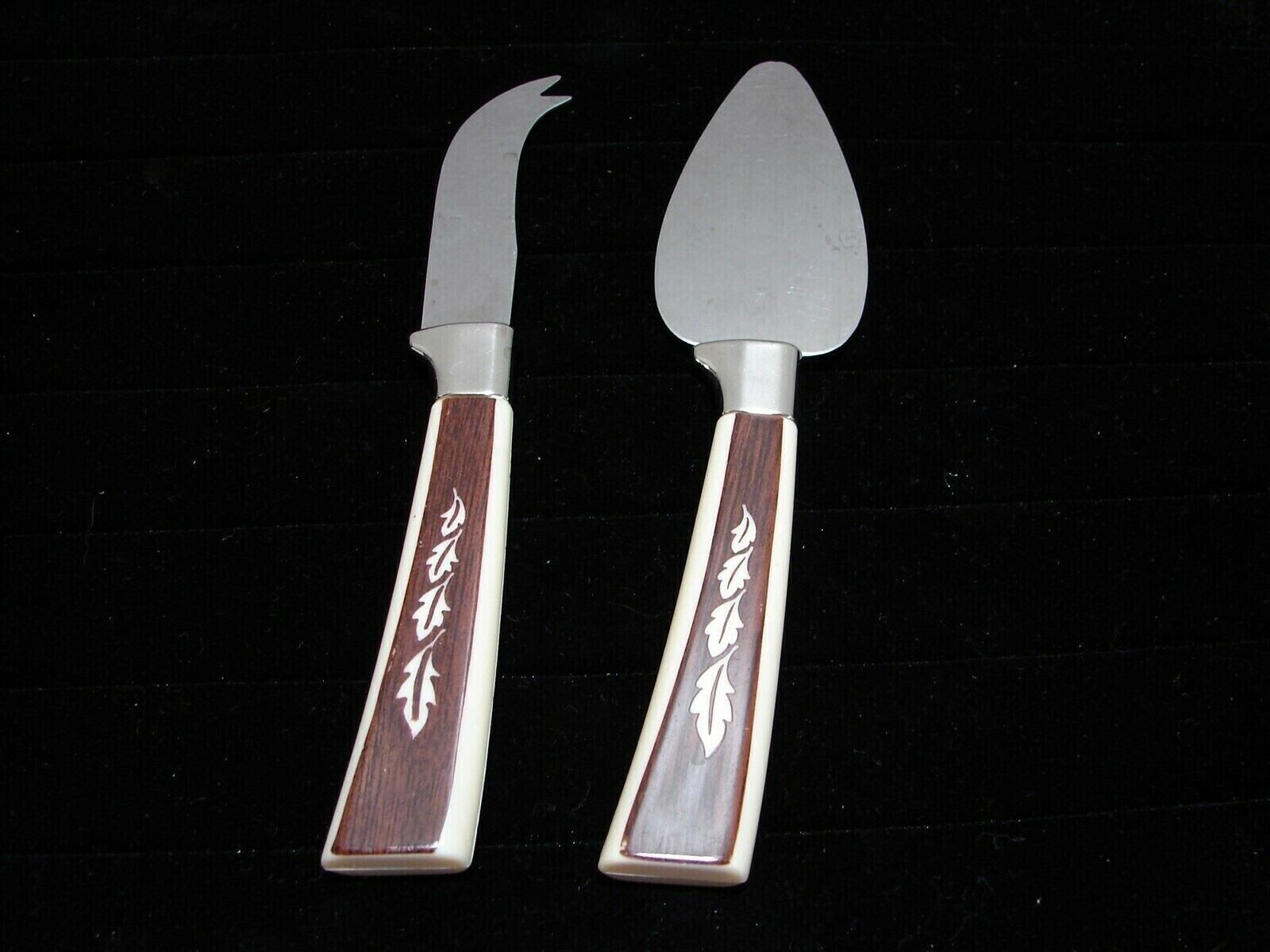Vintage 2 REGENT SHEFFIELD Cheese Snack Serving Utensils LEAF Pattern