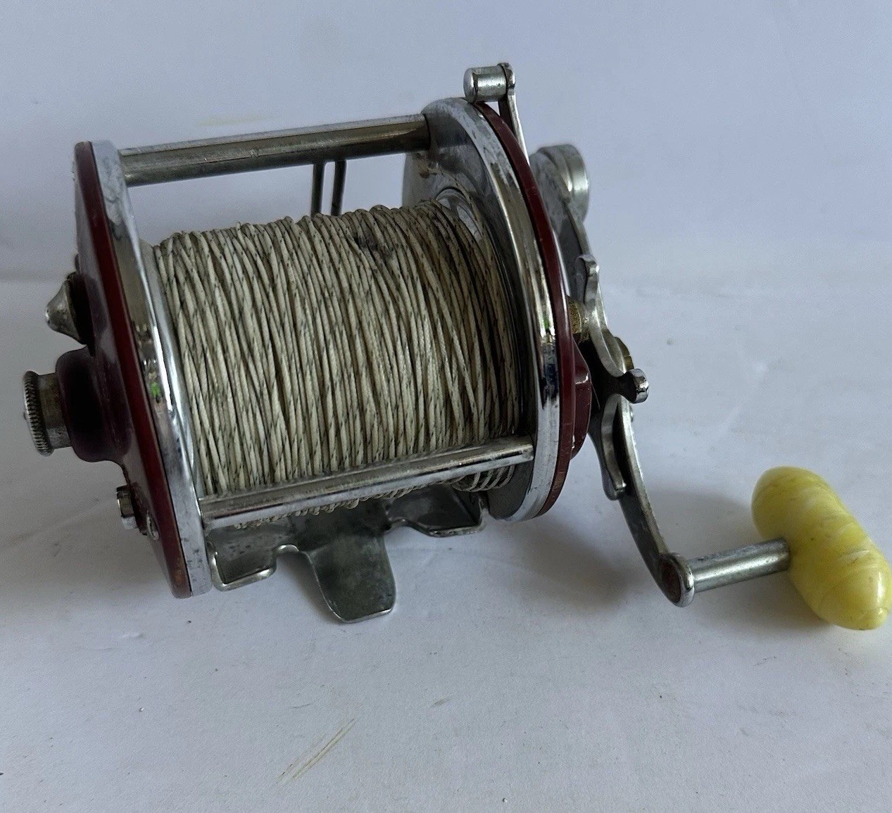 VINTAGE PENN PEER NO. 209 SALTWATER FISHING REEL W/YELLOW BAKELITE HANDLE