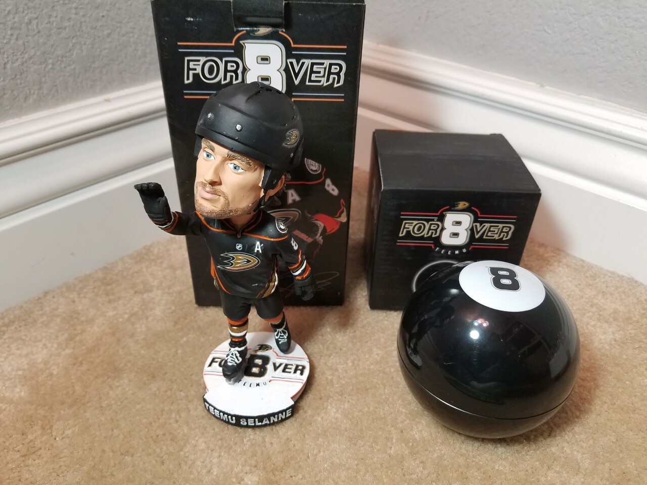 NHL HOCKEY ANAHEIM DUCKS #8 TEEMU SELANNE FOR8VER BOBBLEHEAD & MAGIC 8 BALL