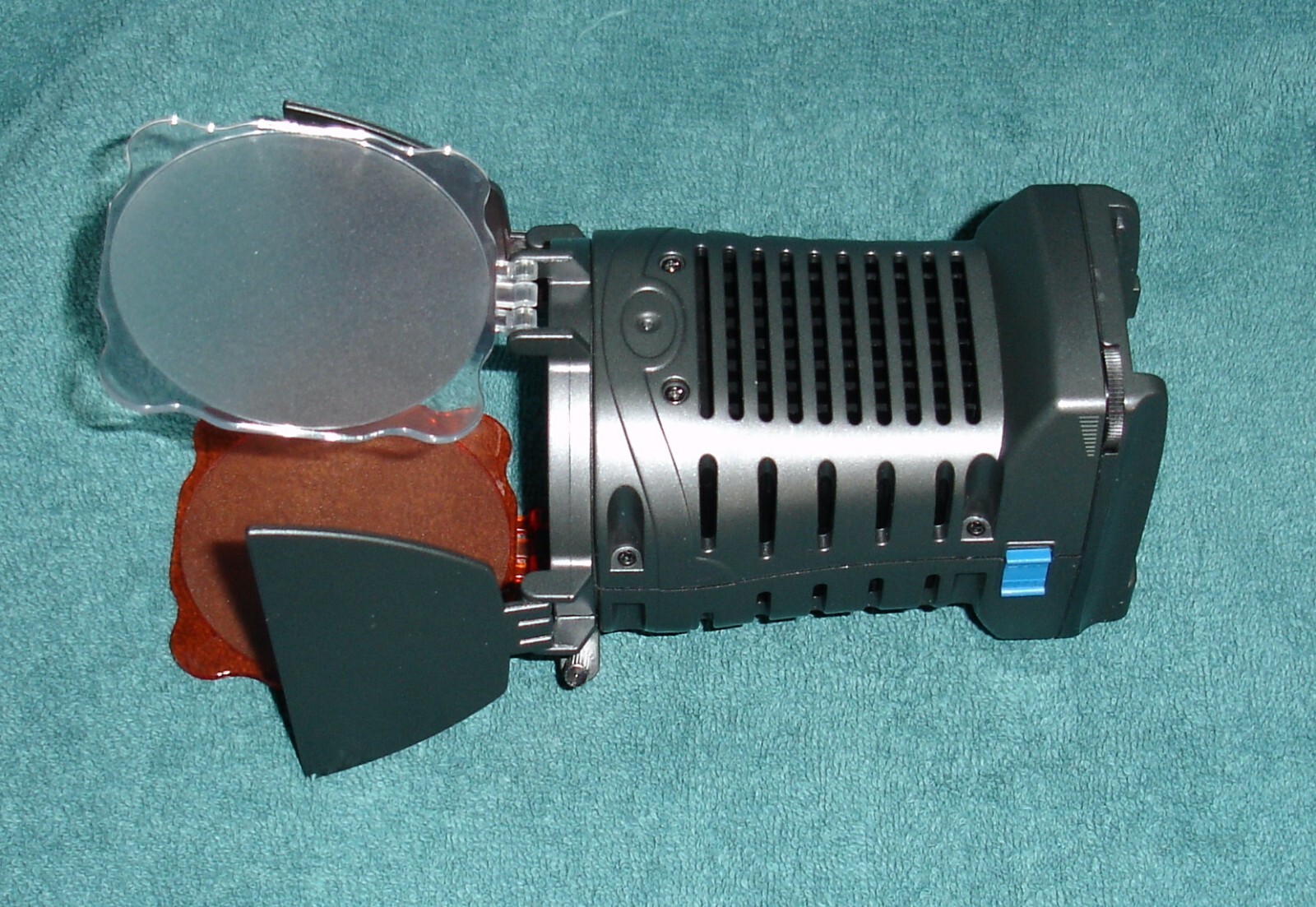 PROFESSIONAL LED-5010 VIDEO LIGHT Versatile hand held vs COLD shoe mount
