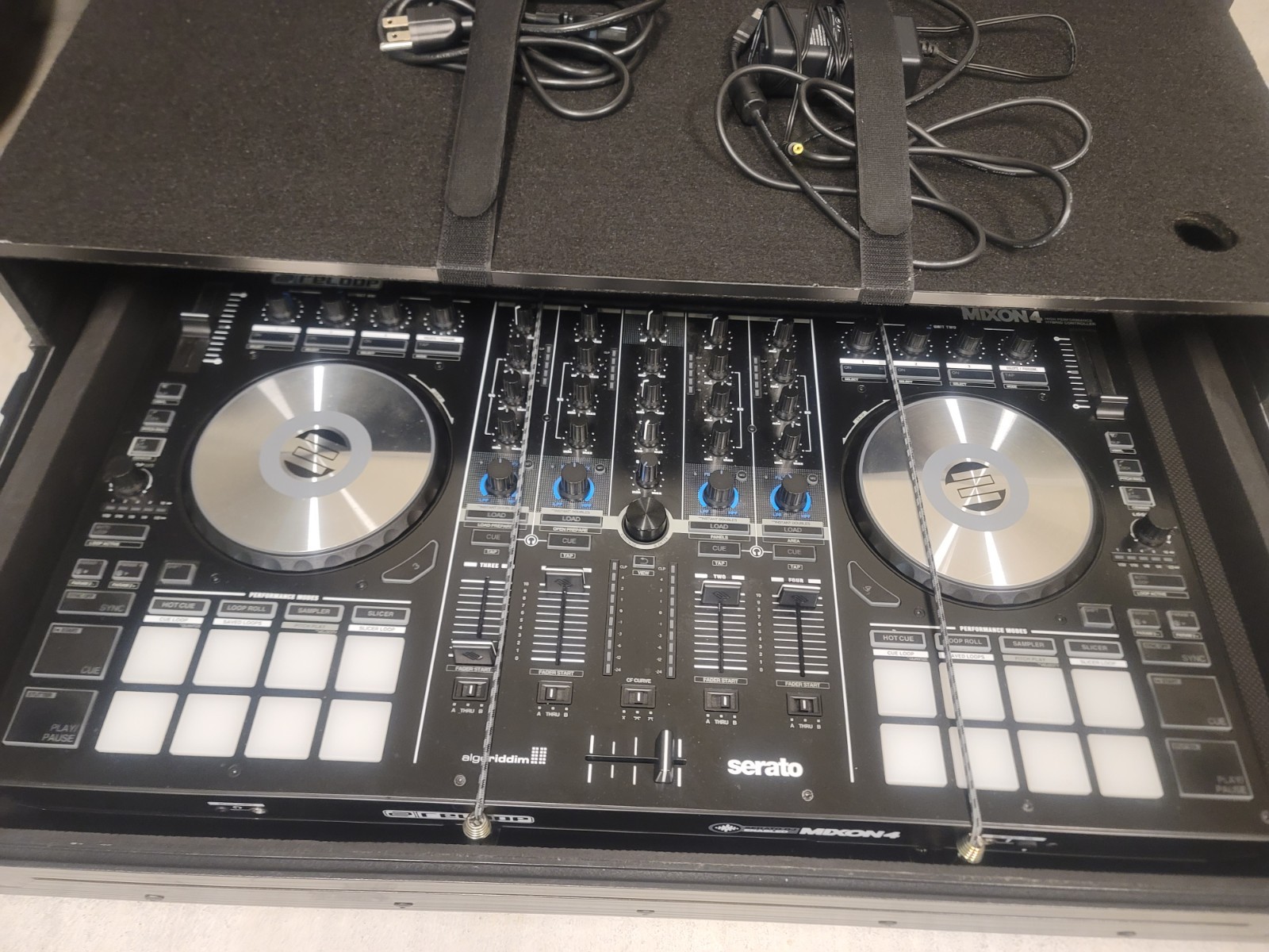 Reloop AMS-MIXON-4 Multicolor DJ Controller
