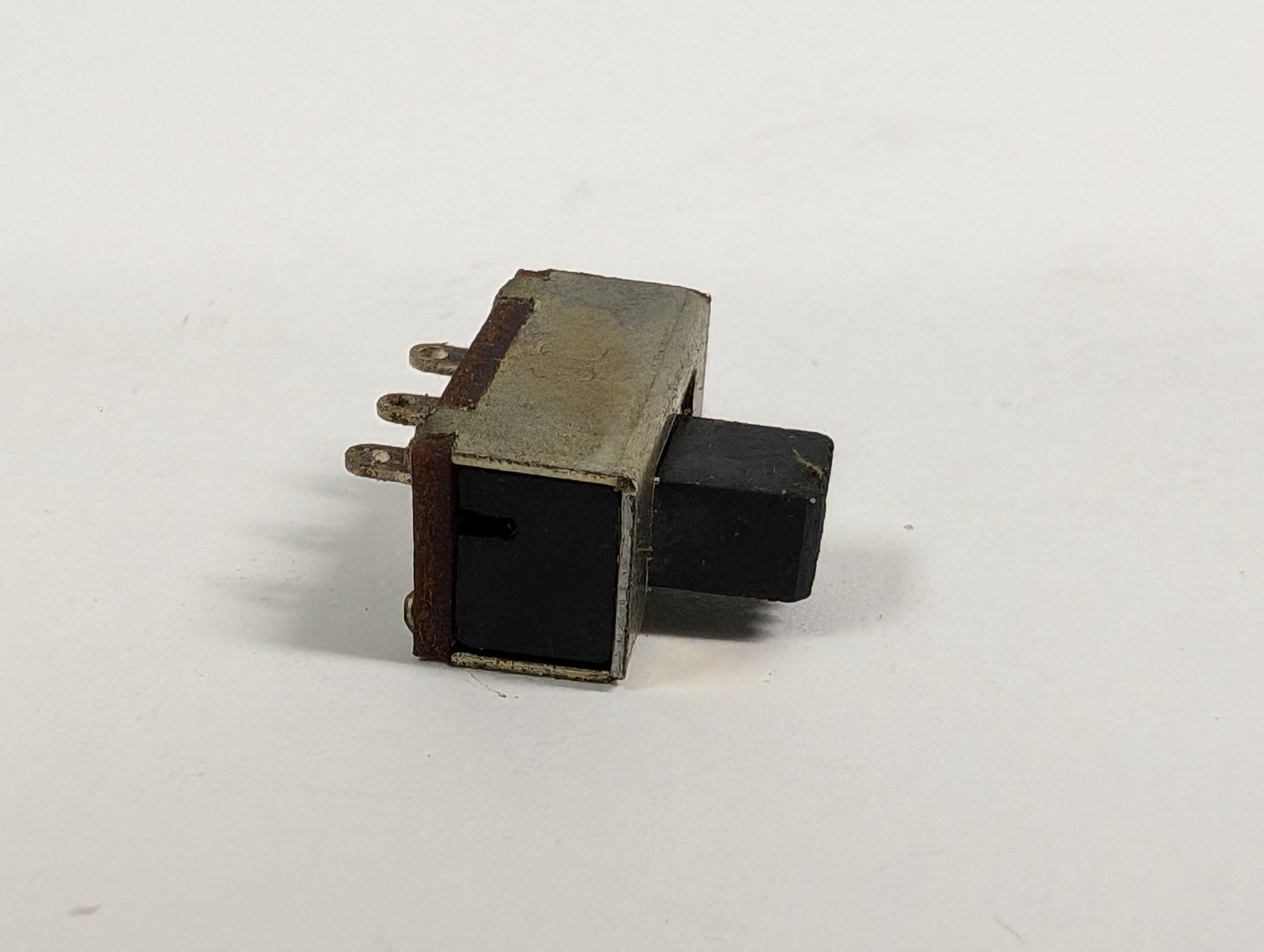 SPDT (ONE SIDE ON & ONE SIDE MOMENTARY-ON) SLIDE SWITCH
